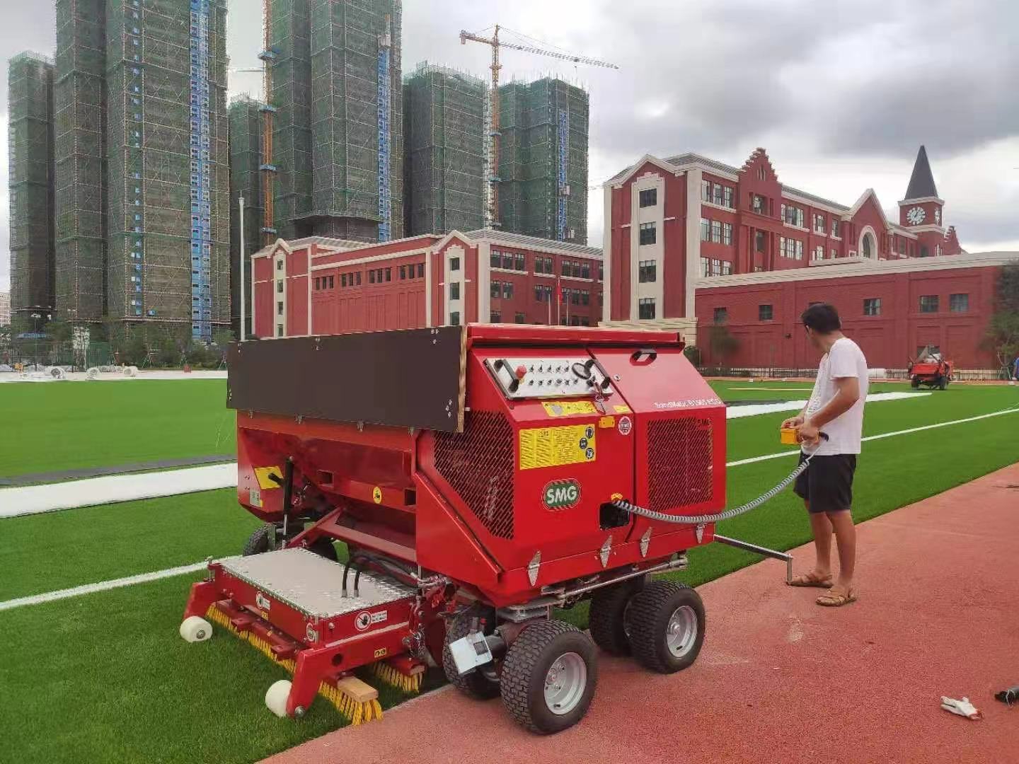 SMG人造草坪充沙车在哈罗礼德学校