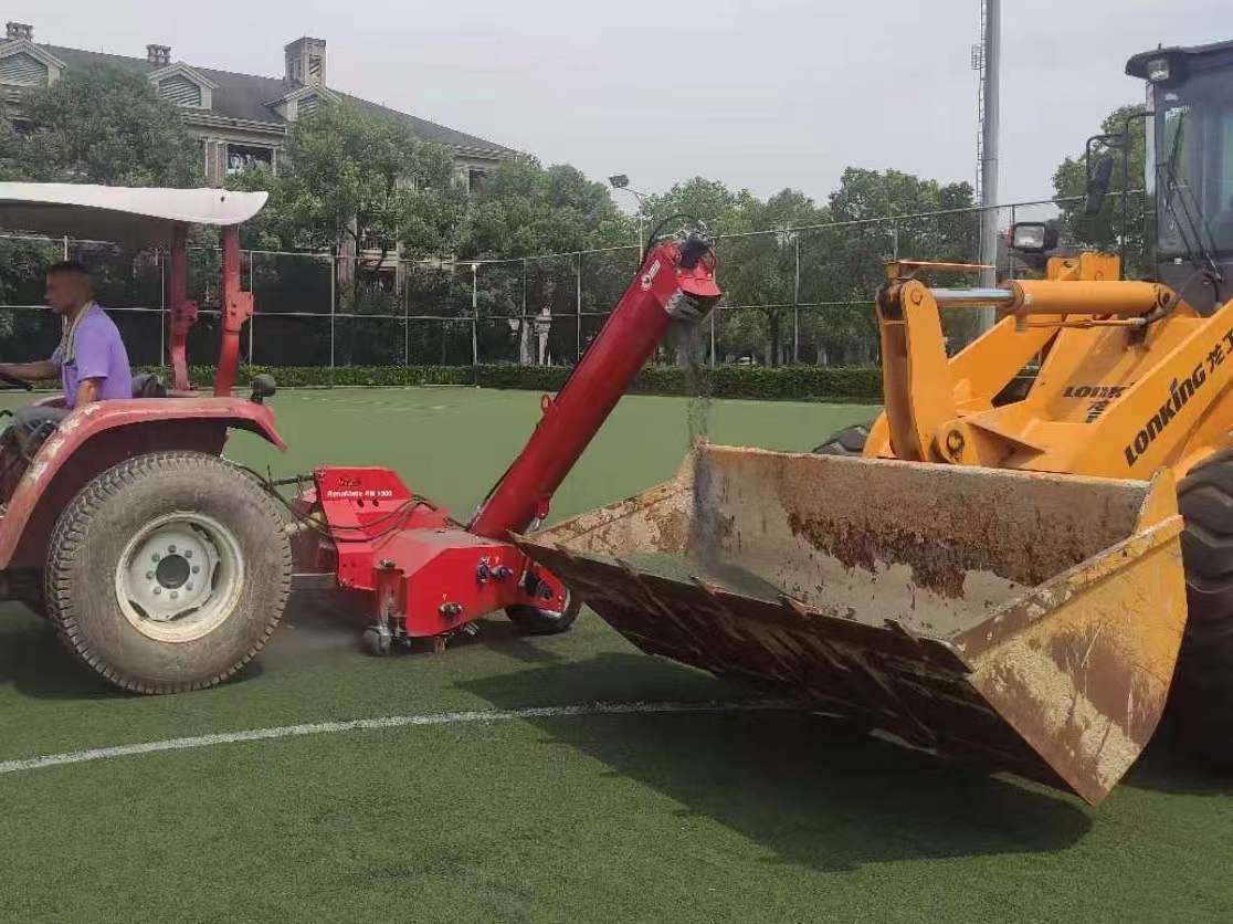 SMG人造草坪翻新机RM1500在杭州绿城足球学校施工！