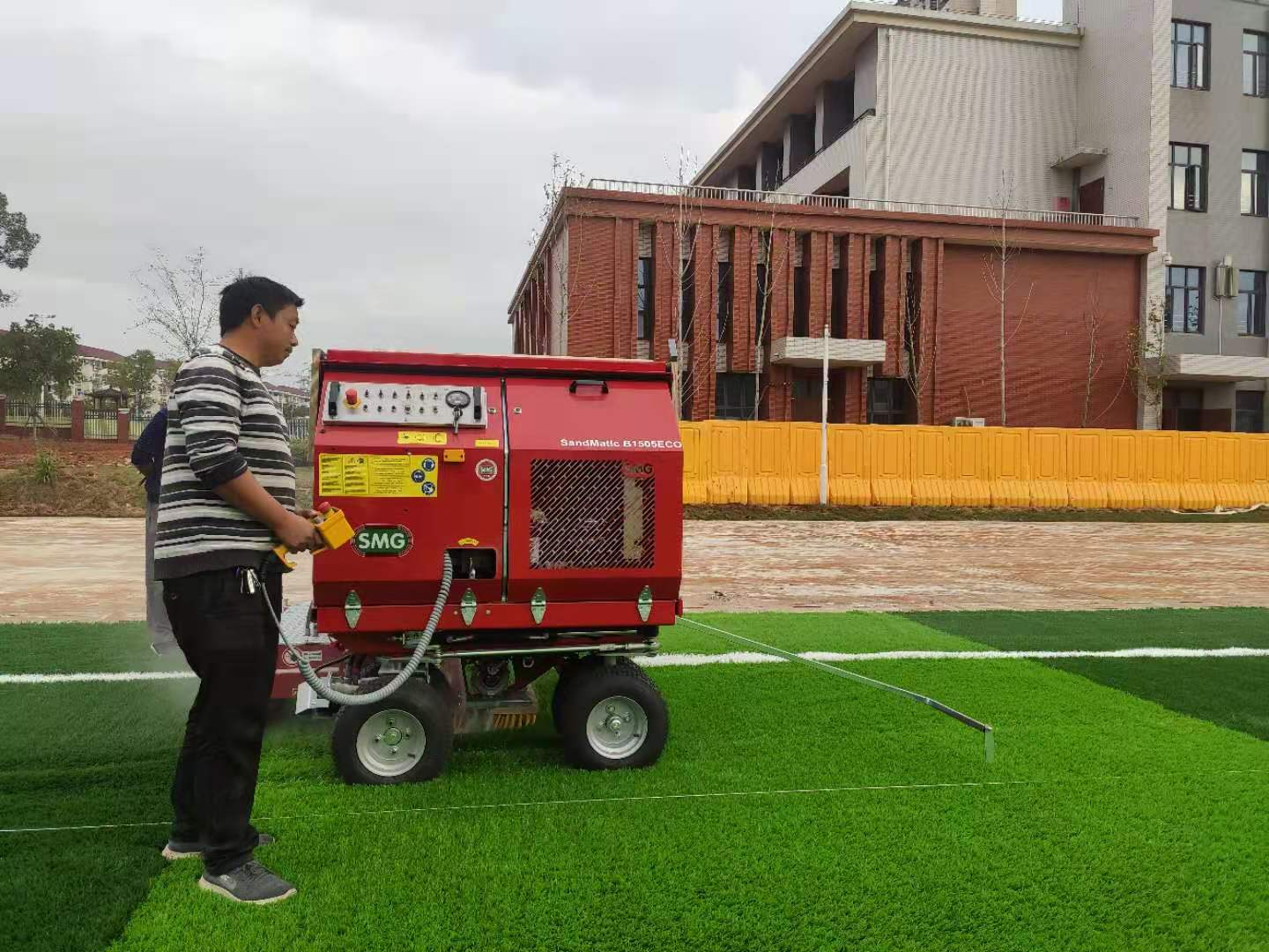 SMG人造草坪充沙车在武汉经开外国语学校施工！