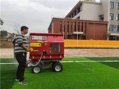 SMG人造草坪充沙车在武汉经开外国语学校施工！